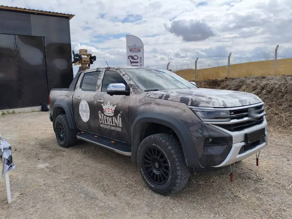 Kamuflaj kaplamalı çift kabin pickup, kasasında Dron Kalkanı kulesiyle poligonda.
